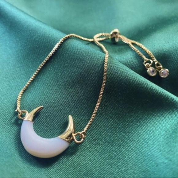 *Carme* Crescent Moon Carved Shell 14K Gold Boho Bracelet - Picture 4 of 4